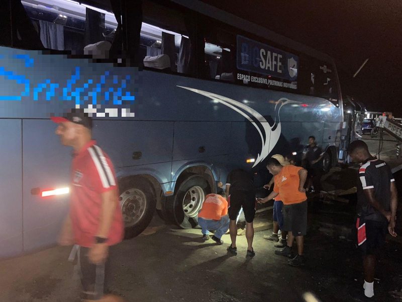 Ônibus de time da Série D tomba durante viagem para jogo; clube se  posiciona - Lance!