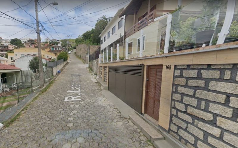 Homem bate na mulher e causa p&acirc;nico em moradores na Trindade, Florian&oacute;polis – Foto: Reprodu&ccedil;&atilde;o/Google Street View/ND