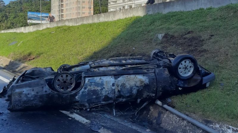 Opala capota e &eacute; destru&iacute;do pelo fogo na BR-101 em Itapema – Foto: CBMSC/Divulga&ccedil;&atilde;o/ND