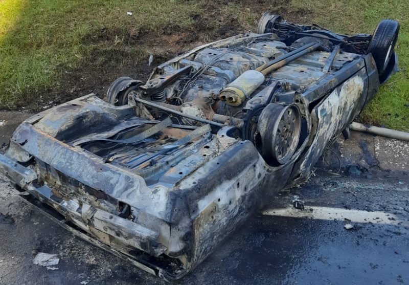 Opala capota e pega fogo