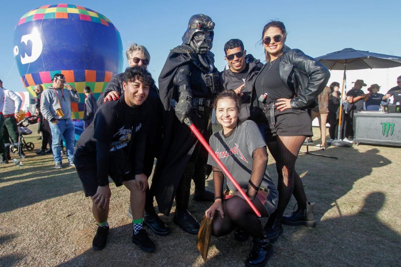 Oscar Ramon e fam&iacute;lia , com o lend&aacute;rio Darth Vader – Foto: Leo Munhoz/ND