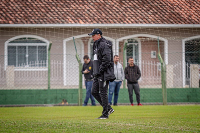 Paulo Baier tenta fazer o Figueirense voltar a vencer