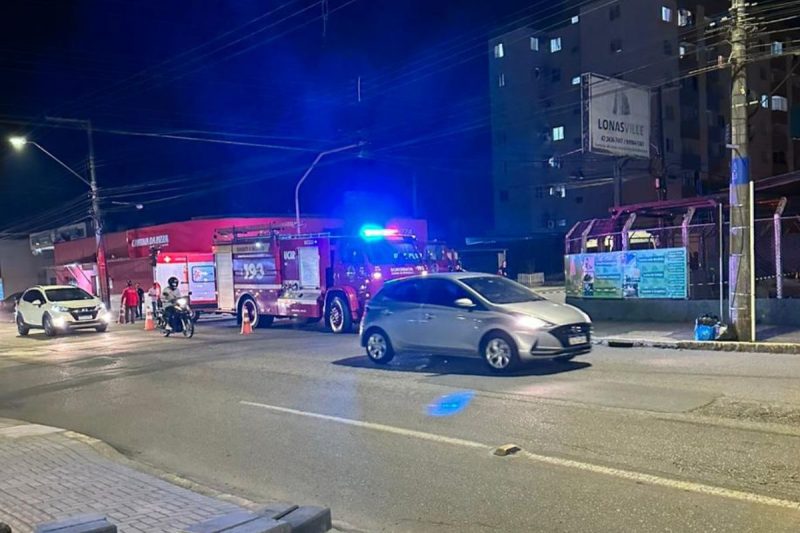 Imagem mostra os bombeiros atendendo a ocorrência de atropelamento de pedestre em Joinville