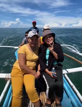 A mulher se preparava para tirar uma foto no barco e foi surpreendida pelo peixe-voador – Foto: Reprodu&ccedil;&atilde;o/ND
