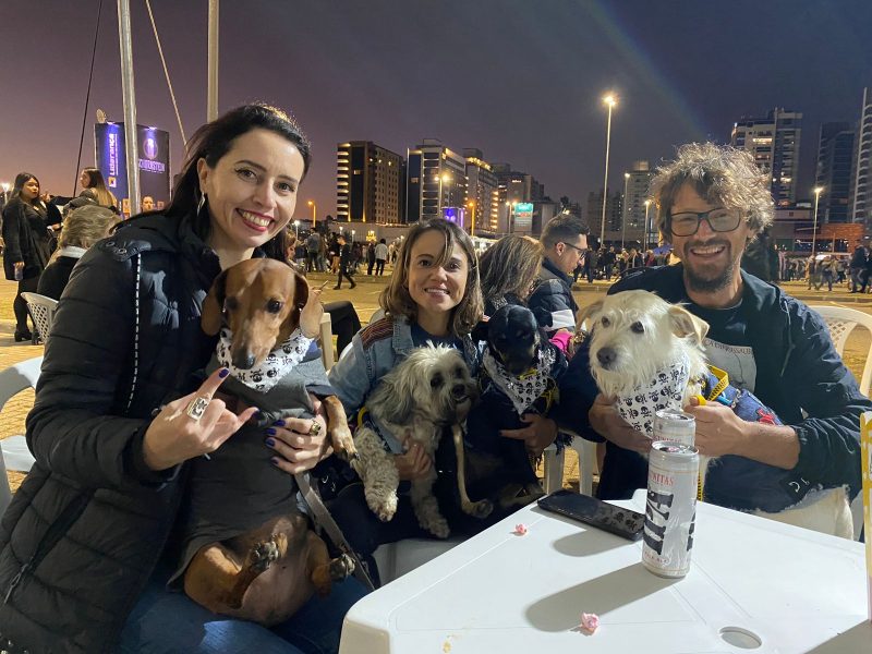 O casal Jeferson Gallina e J&eacute;ssica Santos ao lado da amiga, Ariadne Farias, aproveitando o Mundial Rock com seus pets – Foto: Maf&ecirc; Salinet/ND