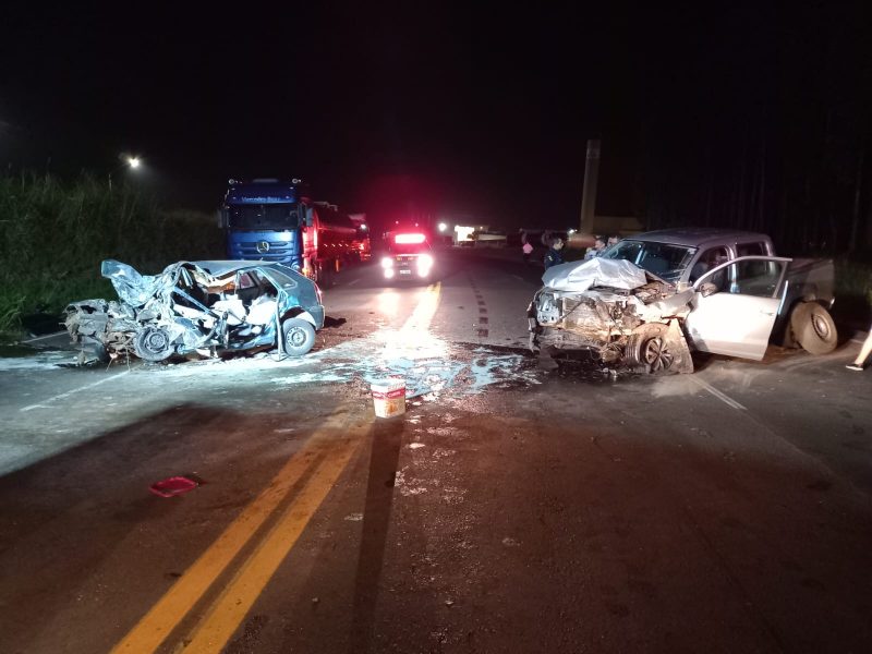 Tr&ecirc;s ocupantes de um dos ve&iacute;culos morreram no acidente – Foto: Corpo de Bombeiros/Reprodu&ccedil;&atilde;o/ND