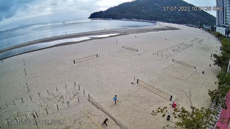 Lagoa, degrau e conchas na Praia Central de Balneário Camboriú