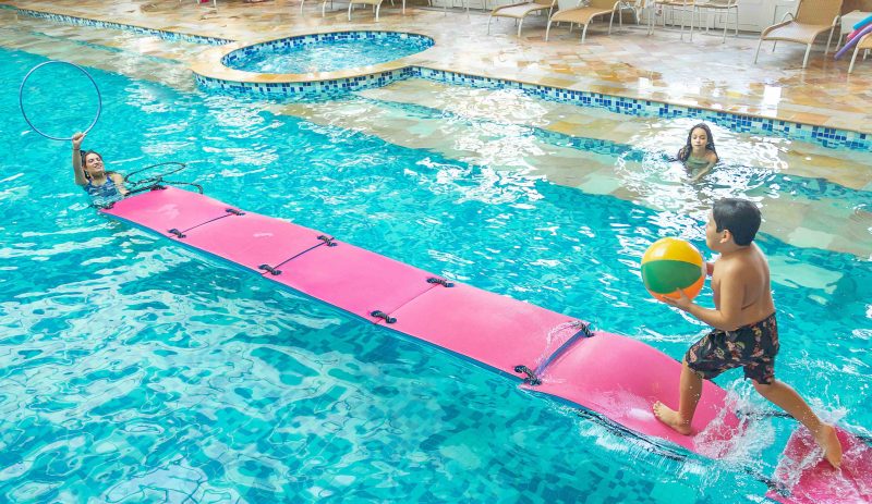 Piscina térmica para a criançada se divertir mesmo no inverno