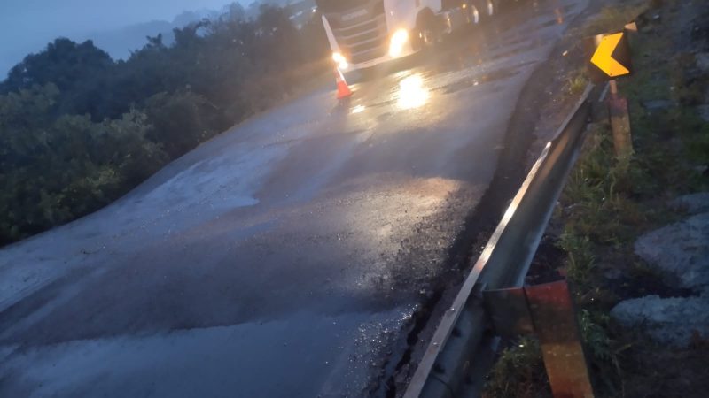 Trecho da SC-355, entre Treze T&iacute;lias e &Agrave;gua Doce, foi interditado na noite desta ter&ccedil;a-feira (11) – Foto: PMRv/Divulga&ccedil;&atilde;o/ND