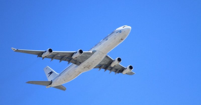 Avião no céu