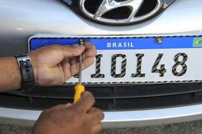 placa de carro devem voltar 