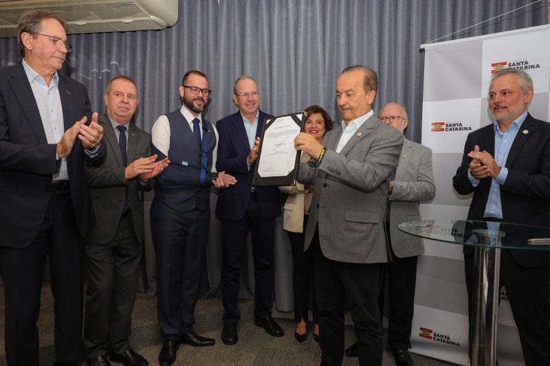 Plano Aerovi&aacute;rio de Santa Catarina foi assinado nesta segunda-feira (3) – Foto: Roberto Zacarias/Secom/Divulga&ccedil;&atilde;o/ND
