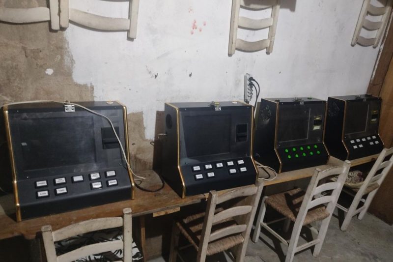 M&aacute;quinas foram encontradas nos fundos do bar – Foto: PM/Divulga&ccedil;&atilde;o/ND