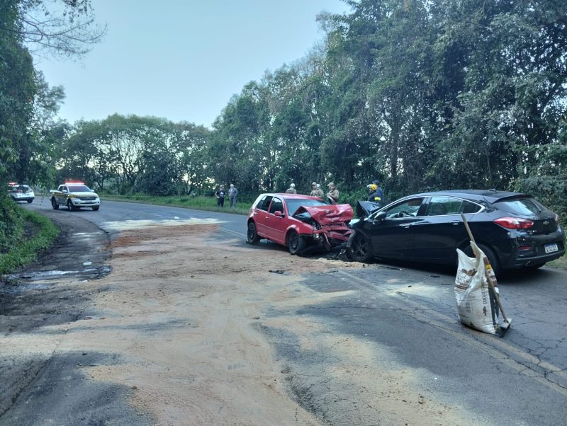 Colis&atilde;o frontal ap&oacute;s ultrapassagem entre Golf e Cruze resultou na morte de uma mulher. – Foto: PMRv/Divulga&ccedil;&atilde;o/ND
