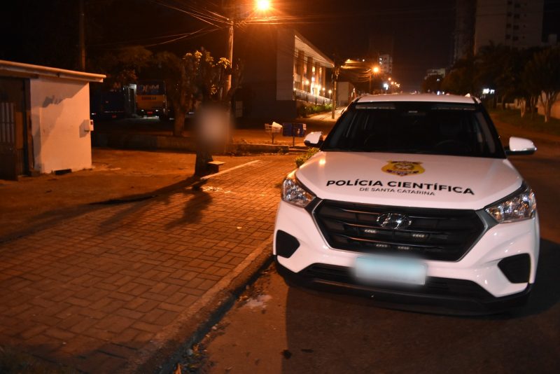 O caso começou com uma briga entre vizinhos na noite de domingo (23). 