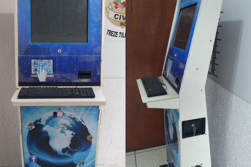 A máquina caça-níquel estava em um bar.