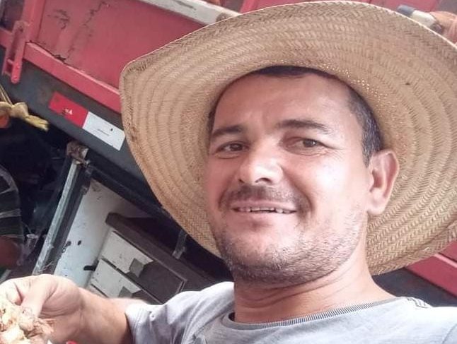 O homem foi atingido por golpes de facão durante a briga. 