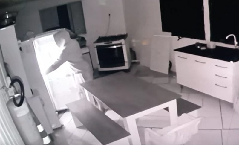 homem furtou refrigerantes da geladeira da igreja