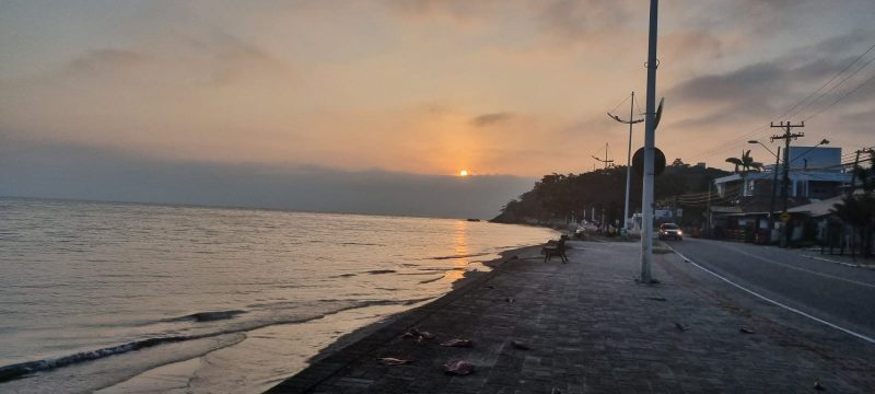 Pôr do sol em Cacupé mostra beleza natural em Florianópolis 