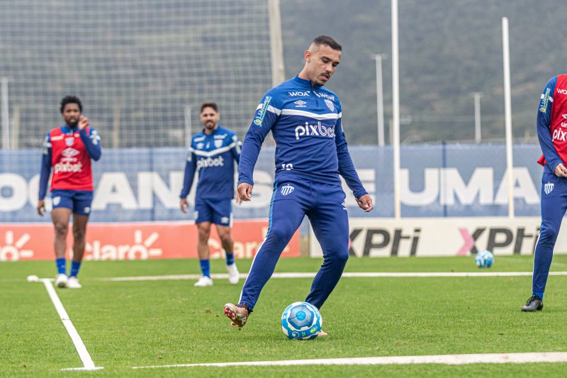 William Pottker chuta a bola durante treino do Avaí