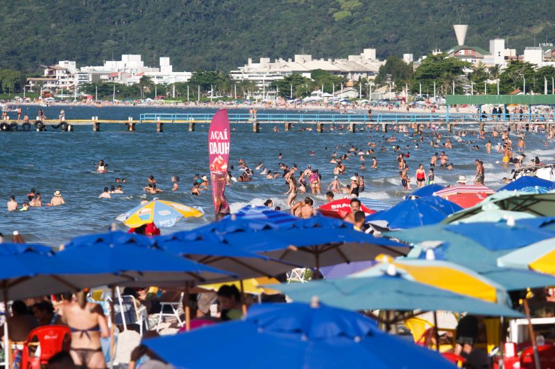 Praia de Canasvieiras pode virar point com onda de calor que chega a Florianópolis em setembro