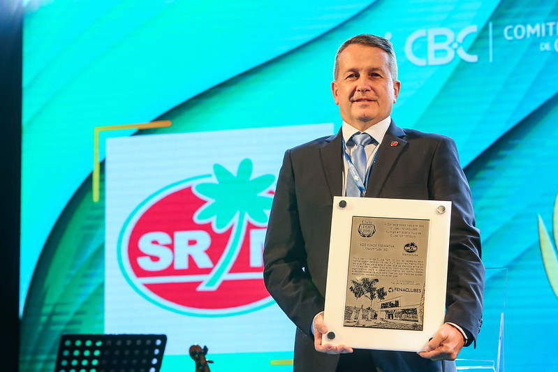 Presidente Larciney recebendo a placa de reconhecimento nacional do clube – Foto: SRM/Divulga&ccedil;&atilde;o/ND