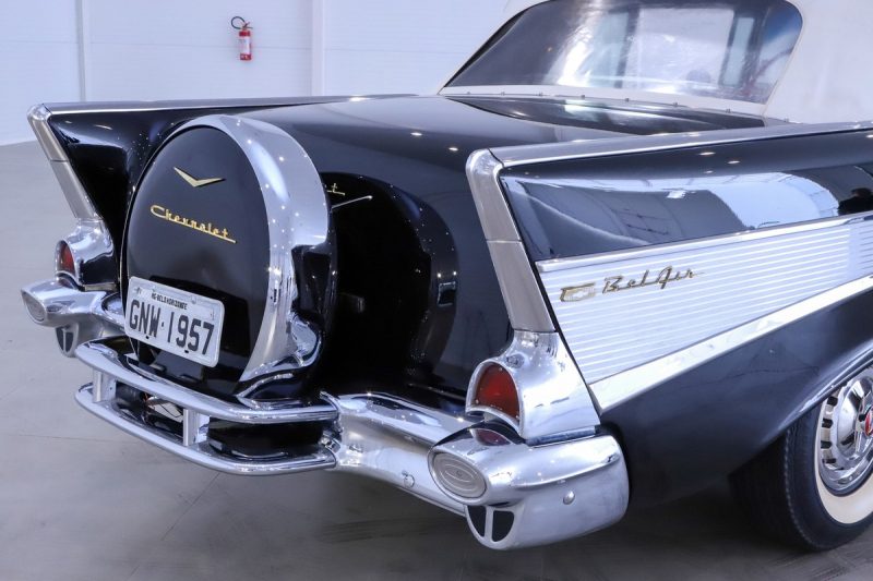 O porta-malas &eacute; igualmente gigantesco e, no Bel Air de cor preta, chama a aten&ccedil;&atilde;o o kit Continental, estepe localizado na traseira que conta com um elegante acabamento – Foto: Divulga&ccedil;&atilde;o/ND