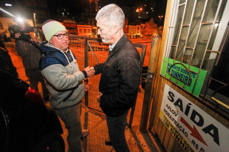 Procurador do Munic&iacute;pio cumprimentando funcion&aacute;rio da Aflov (de touca) – Foto: Leo Munhoz/ND