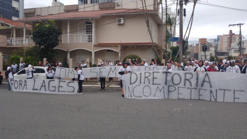Torcedores do Figueirense protestam contra a diretoria do clube – Foto: Douglas Silva/Arquivo Pessoal/ND