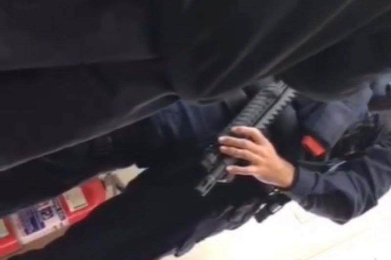 Um dos agentes estava fortemente armado – Foto: Movimento Negro Maria Laura/Reprodu&ccedil;&atilde;o/ND