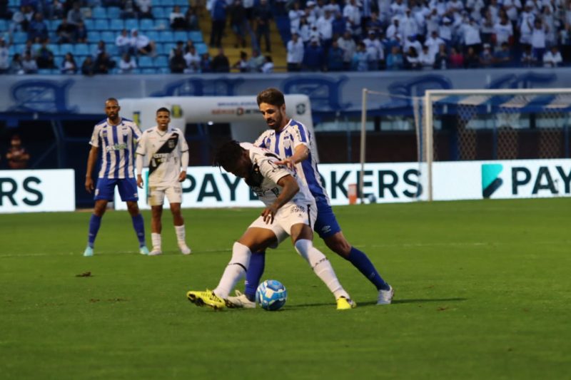 Ponte Preta perde do Avaí, completa 10 jogos sem vencer e vai para o Z-4