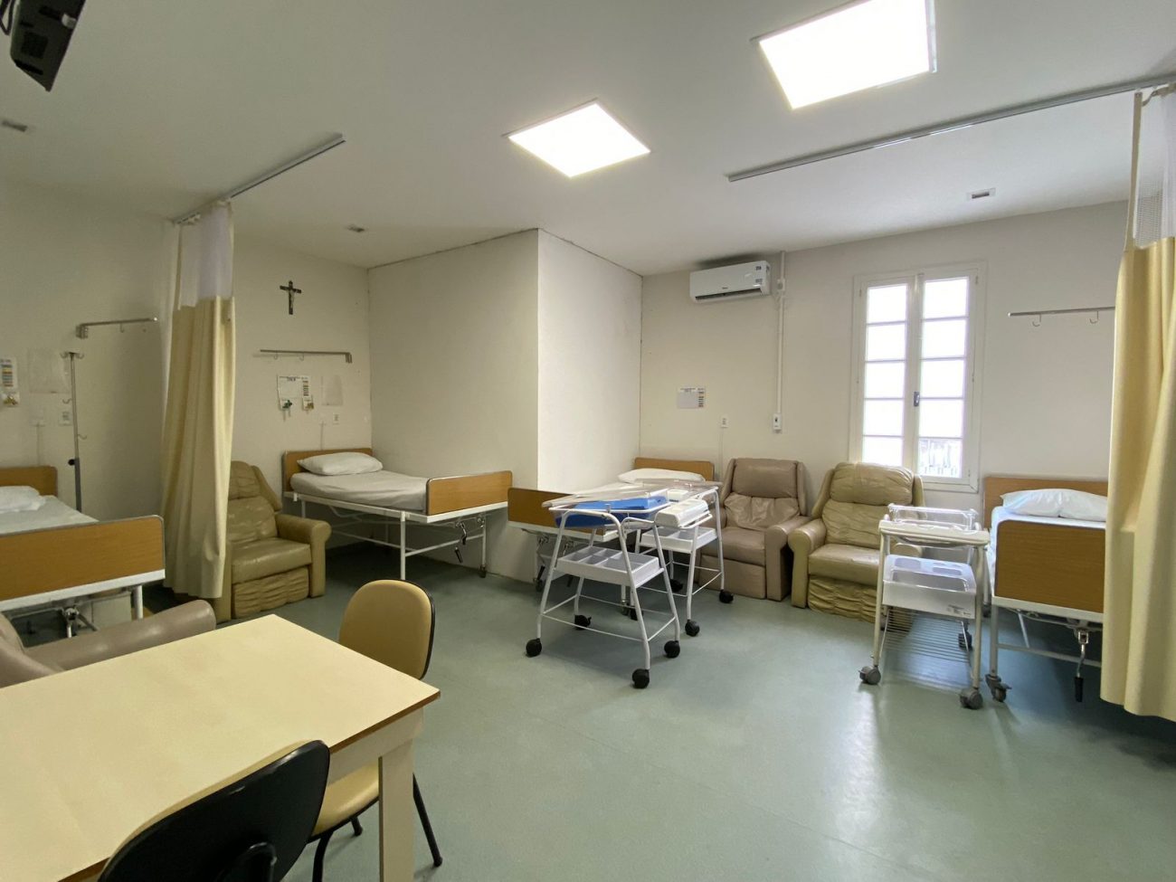 Photograph of one of the wards at Azambuja Hospital in Bruska - Disclosure/Reproduction/ND