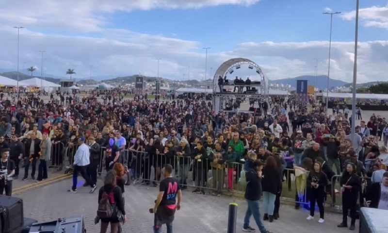Público agitado no sábado (15), primeiro dia do Mundial Rock, em São José
