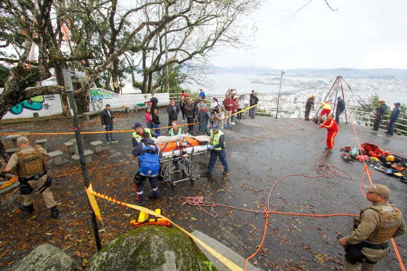 A v&iacute;tima estava h&aacute; 50 metros do mirante, em meio a mata fechada – Foto: Leo Munhoz/ND