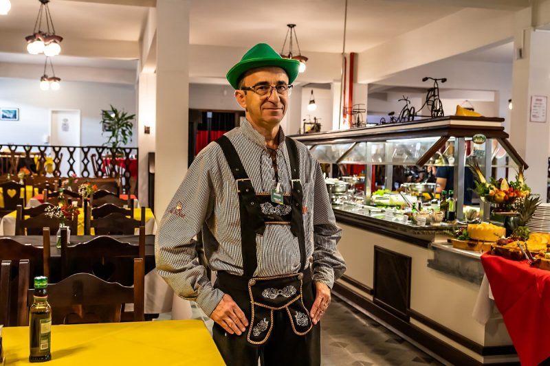 Al&eacute;m dos pratos t&iacute;picos da imigra&ccedil;&atilde;o alem&atilde;, o turista &eacute; recebido por uma equipe de atendimento trajada a car&aacute;ter – Foto: Mtur/Divulga&ccedil;&atilde;o