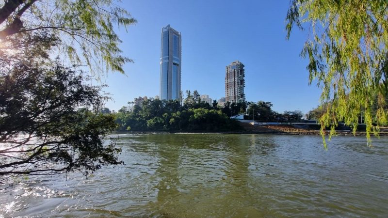 Rio Itaja&iacute;-A&ccedil;u, em Blumenau – Foto: Reprodu&ccedil;&atilde;o/ND