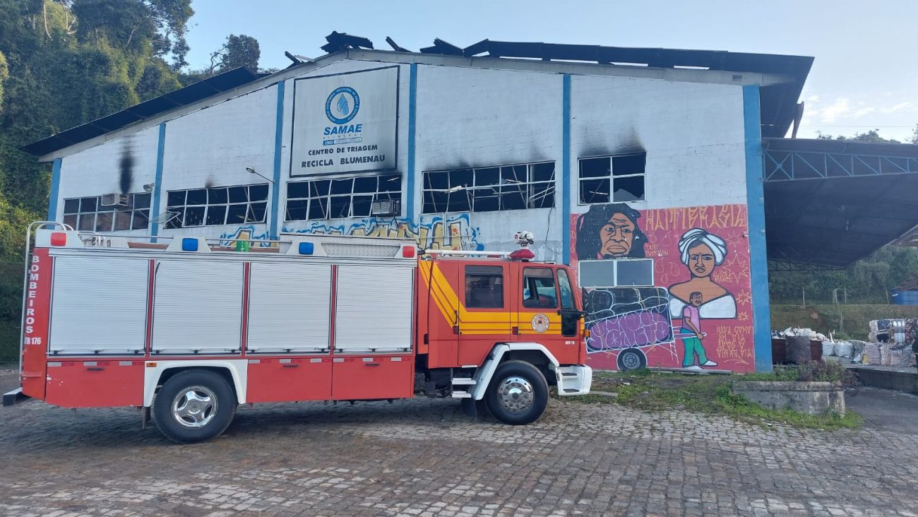 Bombeiros utilizam 6 mil litros de água para controlar incêndio no