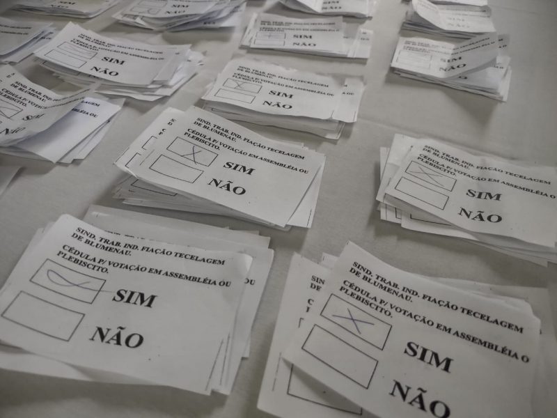 Trabalhadores aprovaram proposta da empresa nesta ter&ccedil;a-feira (11) em assembleia para discutir futuro das opera&ccedil;&otilde;es da gigante t&ecirc;xtil em Blumenau – Foto: Franciele Cardoso/NDTV