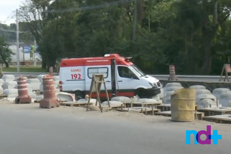 Ambul&acirc;ncia foi parar em cima do canteiro de obras – Foto: Gladionor Ramos/ND