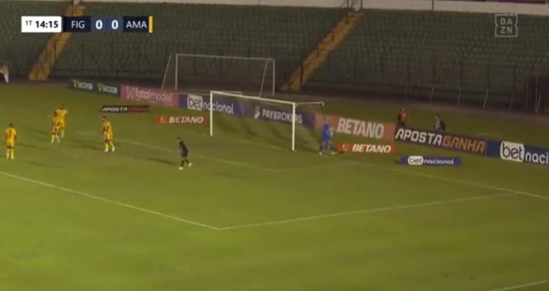 Gol perdido pelo atacante do Figueirense