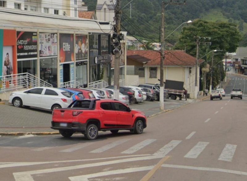 Segundo a Pol&iacute;cia Militar, suspeito fugiu ap&oacute;s agress&atilde;o no centro da cidade, nesta segunda-feira (10) – Foto: Google Street View/Divulga&ccedil;&atilde;o/ND