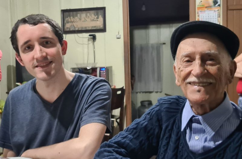 Seu Cobrinha, &agrave; direita, com o neto Daniel Luis de Souza, &agrave; esquerda – Foto: Arquivo Pessoal/&Eacute;lcio de Souza/Reprodu&ccedil;&atilde;o/ND