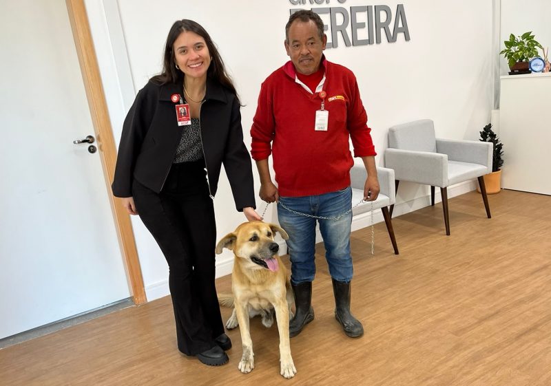Silvia Marquez, Bob e Jo&atilde;o Rom&aacute;rio Oliv&eacute;rio, auxiliar de estacionamento do Fort Atacadista – Foto: Bruno Benetti/ND
