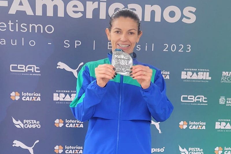 Simone Ponte Ferraz ficou com a prata nos 3 mil metros com obstáculos