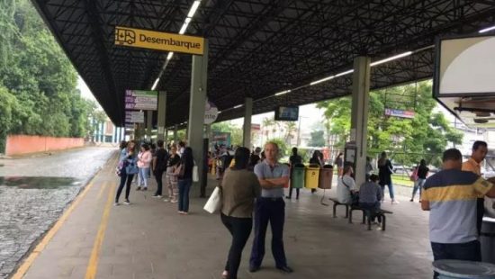 Idoso morre ap&oacute;s bater a cabe&ccedil;a durante queda em terminal de &ocirc;nibus em Blumenau
