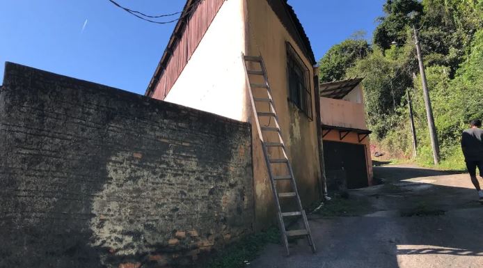 Homem cai de telhado ao tentar salvar cachorro em Blumenau 