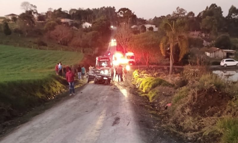 Segundo a Pol&iacute;cia Militar, homem de 34 anos era passageiro do ve&iacute;culo e morreu no final da tarde deste domingo (23) – Foto: Corpo de Bombeiros Militar/Divulga&ccedil;&atilde;o/ND