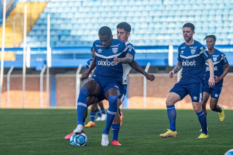 Eduardo Barroca comandou coletivo entre titulares e reservas – Foto: Leandro Boeira/Ava&iacute; F.C/ND