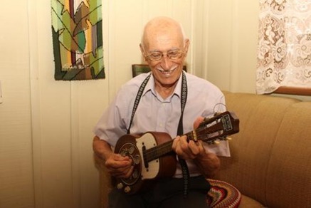 Seu Cobrinha afirma que sempre teve uma rela&ccedil;&atilde;o de amizade com a m&uacute;sica – Foto: Arquivo Pessoal/&Eacute;lcio de Souza/Reprodu&ccedil;&atilde;o/ND