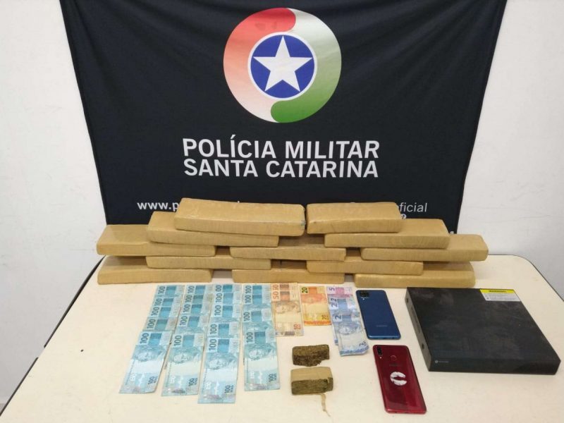 Pol&iacute;cia fez a apreens&atilde;o dos entorpecentes e levou envolvidos para a delegacia nesta ter&ccedil;a-feira (18) – Foto: Pol&iacute;cia Militar/Divulga&ccedil;&atilde;o/ND